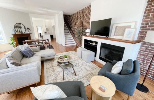 Downtown Knoxville Casa | Historic 1900s Townhome with a Modern Flair