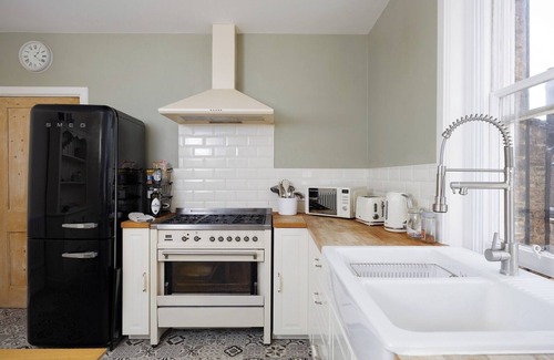 Peterborough Apartamento | Historic 1BD in Central Peterborough