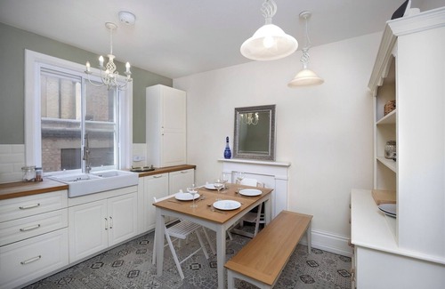 Peterborough Apartamento | Historic 1BD in Central Peterborough