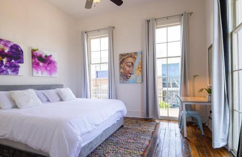 Faubourg Livaudais Apartamento | Historic 3 bedroom 4blocks from famous St Charles Ave Mardi Gras parade route, steps to Jazz venues and restaurants