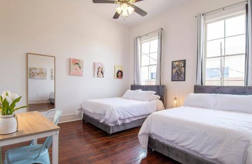 Faubourg Livaudais Apartamento | Historic 3 bedroom 4blocks from famous St Charles Ave Mardi Gras parade route, steps to Jazz venues and restaurants