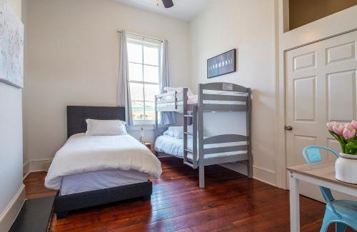 Faubourg Livaudais Apartamento | Historic 3 bedroom 4blocks from famous St Charles Ave Mardi Gras parade route, steps to Jazz venues and restaurants