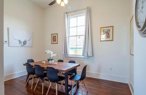Faubourg Livaudais Apartamento | Historic 3 bedroom 4blocks from famous St Charles Ave Mardi Gras parade route, steps to Jazz venues and restaurants