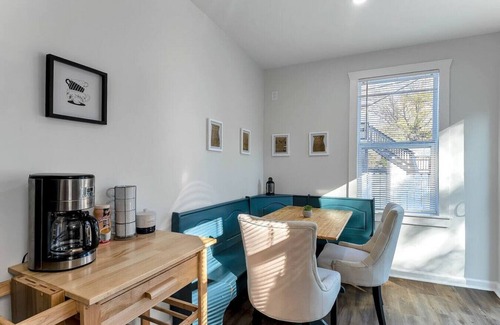 Bayview Casa | Renovated 1919 3BR Gem / Big Yard & 30+ Day Stays