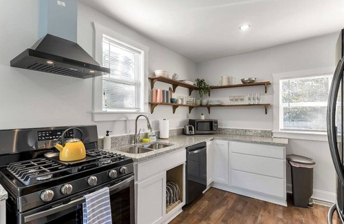 Bayview Casa | Renovated 1919 3BR Gem / Big Yard & 30+ Day Stays