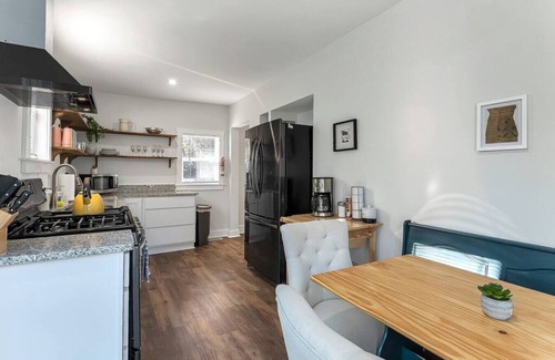 Bayview Casa | Renovated 1919 3BR Gem / Big Yard & 30+ Day Stays