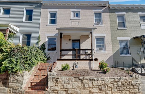 Park View Casa | Historic 3br Rowhouse, Short Walk to the Green Line