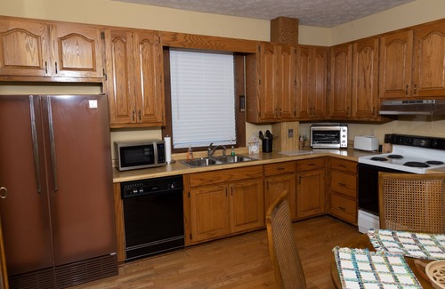 Boones Creek Otro | Historic 4 bedroom house with hot tub-great location