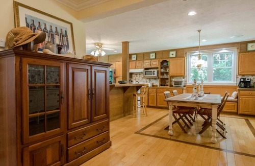 Hendersonville Casa | Historic 4BR Colonial w/ Pool Table + Fire Pit