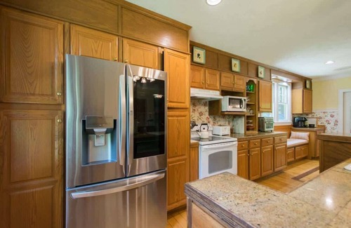 Hendersonville Casa | Historic 4BR Colonial w/ Pool Table + Fire Pit
