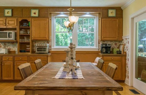 Hendersonville Casa | Historic 4BR Colonial w/ Pool Table + Fire Pit