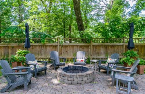 Hendersonville Casa | Historic 4BR Colonial with Pool Table and Fire Pit