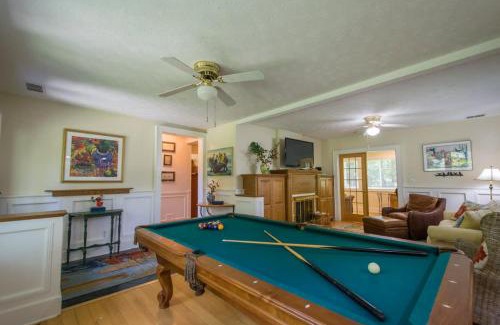 Hendersonville Casa | Historic 4BR Colonial with Pool Table and Fire Pit