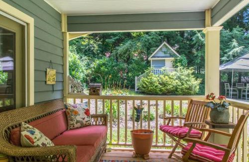Hendersonville Casa | Historic 4BR Colonial with Pool Table and Fire Pit