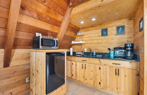 Mount Juliet Cabina | Historic A-Frame Redwood Chalet on 180 Acre Farm, Sleeps 4, near Nashville