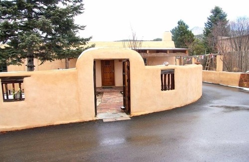 Historic Eastside Casa | Casa histórica de Adobe en East Side Compound