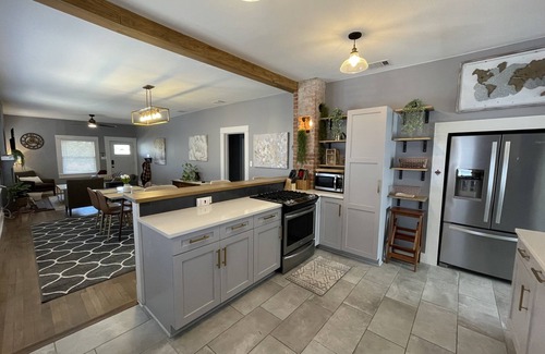 Alta Vista Casa | Historic Alta Vista Home-2bd 2ba + Office