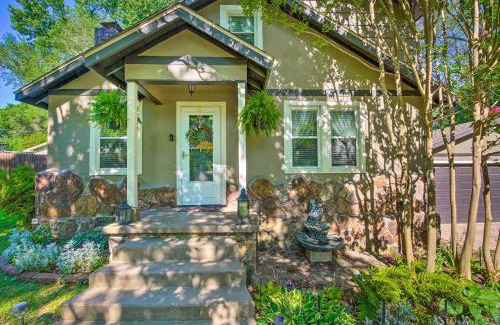 Branson Casa | Historic Branson Cottage 7 Mi to Table Rock Lake!