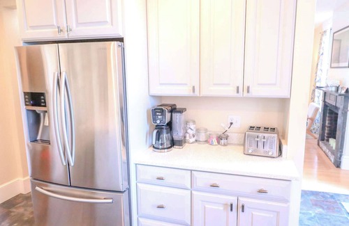 Pond Cove Condominio | Historic Brick Corner Apartment, off street parking