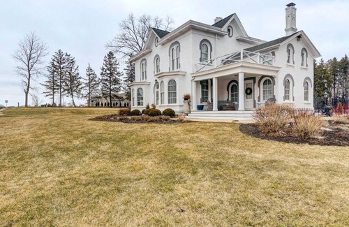 Brookfield Casa | Historic Brookfield Farm Home about 14 Mi to Milwaukee