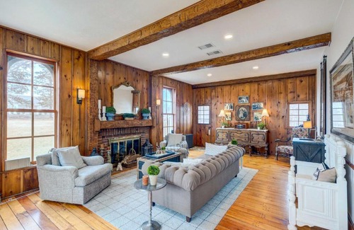 Brookfield Casa | Historic Brookfield Farm Home about 14 Mi to Milwaukee