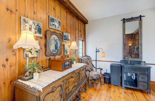 Brookfield Casa | Historic Brookfield Farm Home about 14 Mi to Milwaukee
