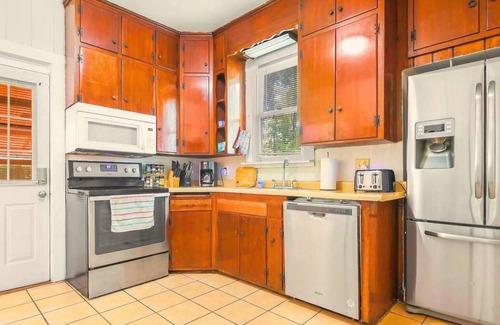 Springfield Casa | Historic Bungalow: For Groups & Families Sleeps 11