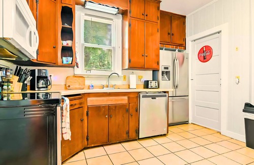 Springfield Casa | Historic Bungalow: For Groups & Families Sleeps 11