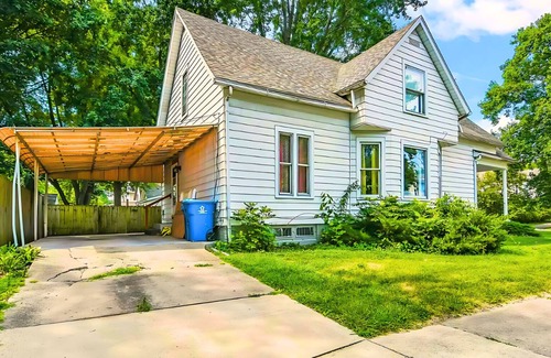 Springfield Casa | Historic Bungalow: For Groups & Families Sleeps 11