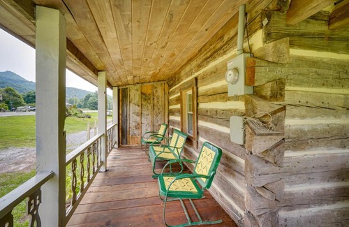 Seneca Rocks Casa | Historic Cabin Retreat about 2 Mi to Seneca Rocks!