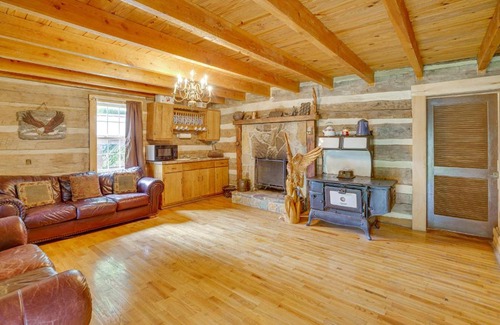 Seneca Rocks Casa | Historic Cabin Retreat about 2 Mi to Seneca Rocks!