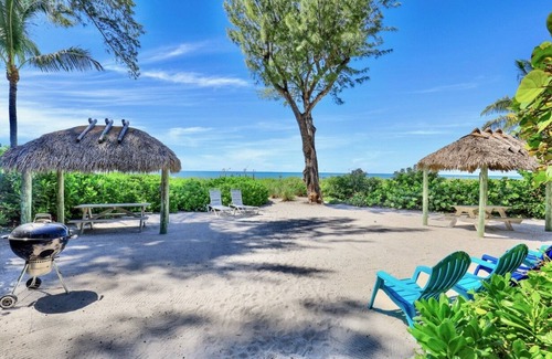 Captiva Cabaña | Historic Captiva PO Cottage Garden Suite Steps to Beach Casual Lux Décor - Jensen's "On the Gulf" 7