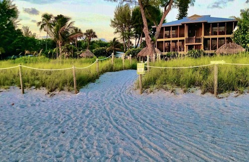 Captiva Cabaña | Historic Captiva PO Cottage Garden Suite Steps to Beach Casual Lux Décor - Jensen's "On the Gulf" 7