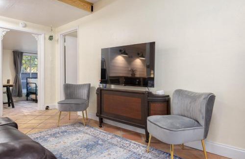 Historic District Casa | Historic Carriage House Downtown 2 bedroom 1 bath