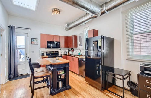 Highland Condominio | Historic Charm in LoHi! Top-Floor Corner Studio, Private Entry, Deck, Laundry
