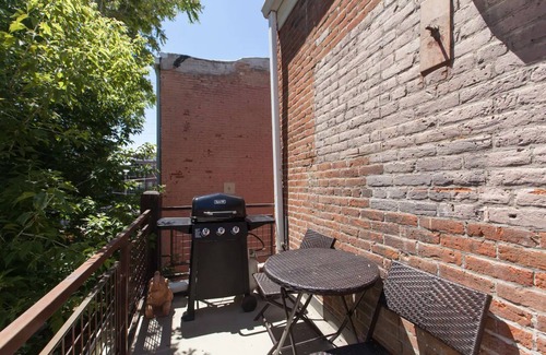 Highland Condominio | Historic Charm in LoHi! Top-Floor Corner Studio, Private Entry, Deck, Laundry
