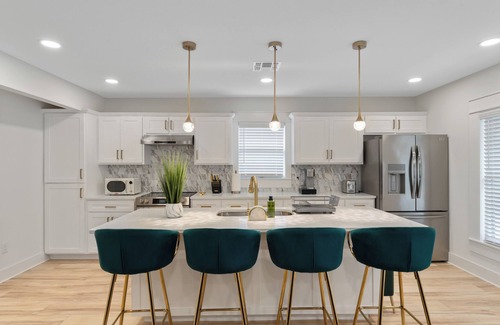 Monte Vista Apartamento | Historic Charm Modern Stay Near Zoo, Downtown & Pearl. Fast Wi-Fi, Pet-Friendly!