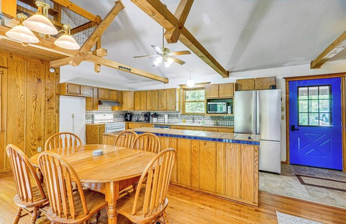 Rucker Cabina | Historic Clark Cabin w/ Deck & Fishing Pond Access