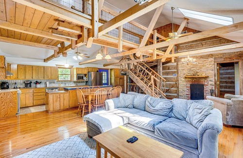 Rucker Cabina | Historic Clark Cabin w/ Deck & Fishing Pond Access