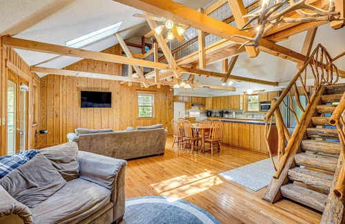 Rucker Cabina | Historic Clark Cabin w/ Deck & Fishing Pond Access