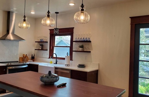 De Pere Casa | Historic Colonial in downtown De Pere, sleeps 9