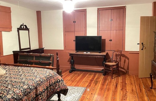 Townsend Otro | Historic Colonial on Willard Brook.