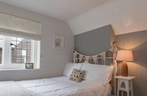 Chilham Cabaña | Historic Cottage in Kentish Film Set Village, Close Canterbury