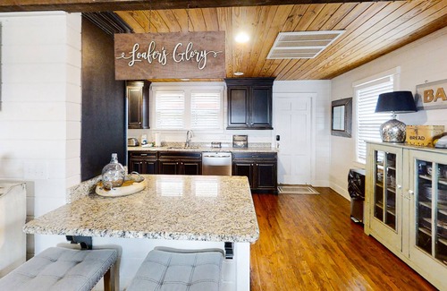 Leipers Fork Cabaña | Historic cottage in rural Beverly Hills, TN with fireplace & countryside views