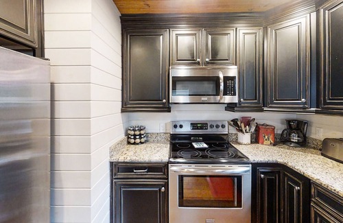 Leipers Fork Cabaña | Historic cottage in rural Beverly Hills, TN with fireplace & countryside views