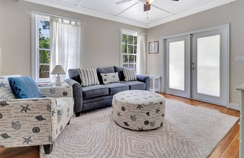Bayou Oaks Casa | Historic cottage near everything with front porch, large yard, & WiFi - dogs OK