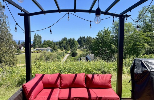 Snohomish Cabaña | Historic Cottage with Mountain Views