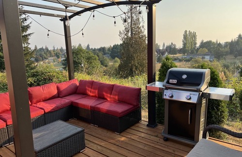 Snohomish Cabaña | Historic Cottage with Mountain Views
