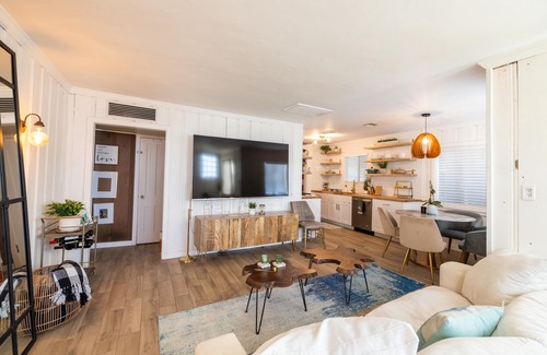Encanto Cabaña | Historic Cozy and Aesthetic Cottage w/Private, Safe Pet-Friendly Yard