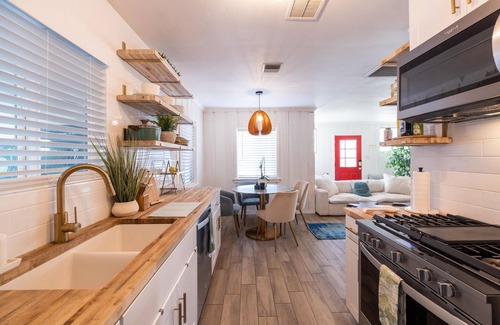 Encanto Cabaña | Historic Cozy and Aesthetic Cottage w/Private, Safe Pet-Friendly Yard